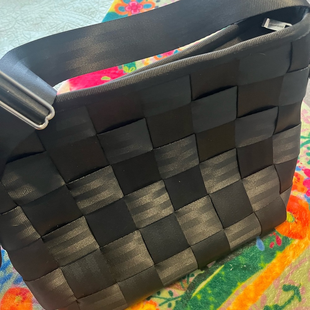 Authentic Harvey’s Seatbelt Bag View 4